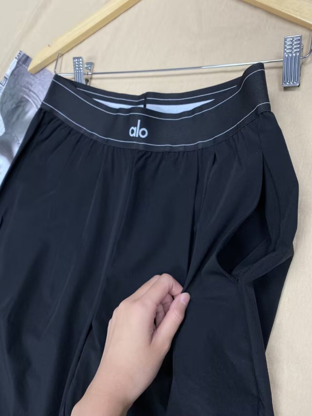 ALO Yoga Suit Up Trouser😍🌟Chic Black Regular Wide Leg Pants Size M Available - Picture 3 of 7